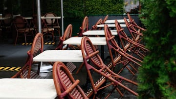 Chairs are diplayed in a outdoor area outside a restaurant in New York on November 13, 2020. - Bars and restaurants in New York will shut early on November 13 under fresh curbs designed to slow soaring Covid-19 infections as the number of daily deaths acr
