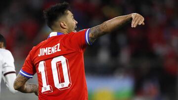 El "9" falso de la Roja es otro de los nombres que suena con fuerza para llegar a Macul. Gustavo Quinteros ya le levantó el pulgar.