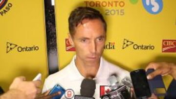Steve Nash charla con los medios de comunicación.