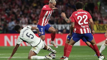 Bellingham hace una entrada a Griezmann durante el Atlético-Real Madrid de la primera vuelta de LaLiga EA Sports.