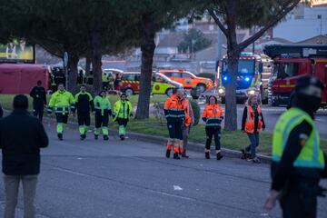 Equipos de sanitarios y de emergencias en las inmediaciones del edificio incendiado.