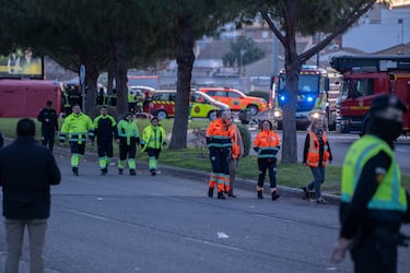 Equipos de sanitarios y de emergencias en las inmediaciones del edificio incendiado.