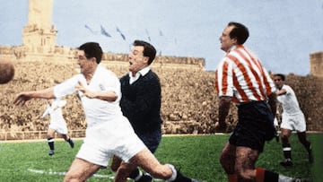 Alsúa marca con la mano en el Real Madrid-Atlético de la 1947-48.