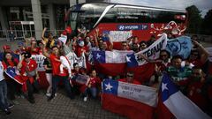 Hinchas chilenos muestran su apoyo en banderazo en Moscú