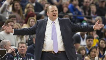 Tom Thibodeau mostr&aacute;ndose insatisfecho ante una decisi&oacute;n arbitral.