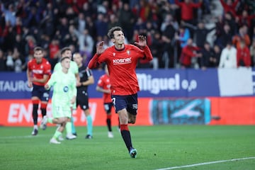 3-1 Ante Budimir celebra el tercer que anota desde los once metros en el minuto 71 de encuentro.