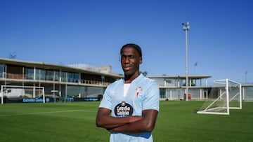Ilaix Moriba posa con la camiseta del Celta en la Ciudad Deportiva Afouteza.