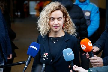 Meritxell Batet atiende a los medios a la salida de la capilla ardiente de Carlos Saura instalada en la Academia de Cine.
