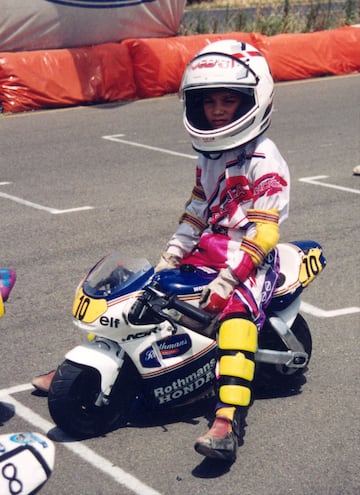 En 1996 se inscribió en el Campeonato de España de Minimotos, terminando en segunda posición. Un año después, acabó en tercera posición con una diferencia de 8 puntos con el líder de la prueba.