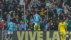 Iago Aspas celebra su gol contra el Villarreal en Balaídos con los aficionados.
