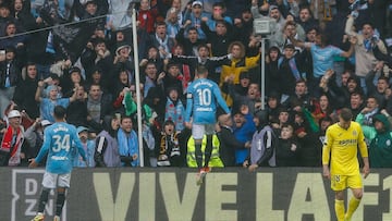 Iago Aspas celebra con la afición el tanto anotado frente al Villarreal.
