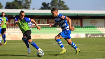 Borja Gal&aacute;n durante una jugada del amistoso ante la Ponferradina.