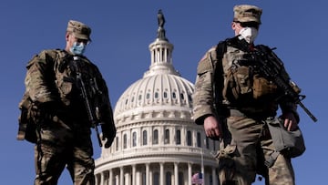 Miembros de la Guardia Nacional pasan por la Cúpula del Edificio del Capitolio en Capitol Hill en Washington, el jueves 14 de enero de 2021.