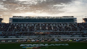 Uno de los escenarios más añejos de Estados Unidos, pero también uno de los más históricos. La pista ubicada en Daytona Beach, Florida, recibe a más de 100 mil personas año con año para una de las carreras más grandes del país: las 500 millas de Daytona.