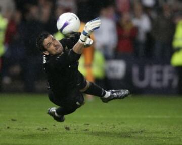 16 de Mayo de 2007, final de la Copa de la UEFA entre el Sevilla y el Espanyol disputada en Glasgow. En la imagen, Palop para el último penalti a Marc Torrejón, una parada que les hizo campeones.