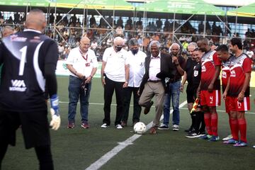 Francisco Maturana volvió a disfrutar del BabyFútbol, festival infantil en el que hizo historia hace 37 años como primer DT campeón. Partido homenaje con varios exfutbolistas en Medellín.