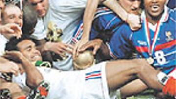 <b>CAMPEONES DEL MUNDO.</B> Francia logró el cetro mundial al vencer a Brasil. Zidane, Desailly, Karembeu, Deschamps... La generación del éxito
