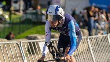 OURENSE, 28/02/2025.- El ciclista canadiense Derek Gee durante la salida de la contrarreloj individual en la tercera jornada de O Gran Camiño, que ha partido del Puente Romano de Ourense, en la Vía de la Plata, para finalizar en Pereiro de Aguiar tras recorrer 15,5 kilómetros, en Ourense. EFE/ Brais Lorenzo