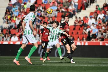 El canterano bético cumplió con nota en su debut con el primer equipo. Ante la difícil misión de frenar a Mojica y Darder, cumplió en la parcela defensiva. En ataque fue el asistente a Bakambú para la victoria