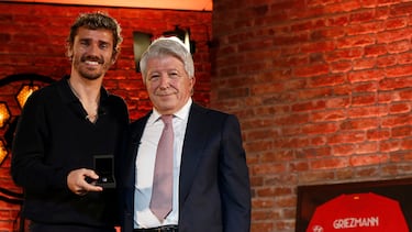 Antoine Griezmann junto a Enrique Cerezo.