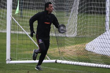 Futbol, Entrenamiento de Colo Colo. El jugador de Colo Colo Esteban Paredes durante el entrenamiento en el Estadio Monumental.