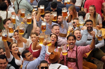 La ciudad alemana es la cuna de la Oktoberfest, la mayor Volksfest (fiesta de la cerveza y parque de atracciones itinerante) del mundo, la cual se celebra entre los meses de septiembre y octubre. Se celebra en el campo conocido como Theresienwiese ('prado de Teresa'), en las inmediaciones del centro de M¨²nich, cerca de la Estaci¨®n Central.