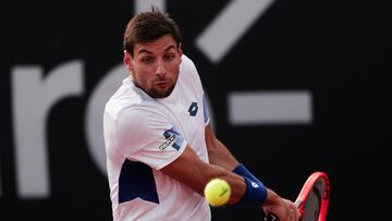 El tenista español Bernabé Zapata Miralles de vuelve una pelota ante Francisco Cerundolo de Argentina hoy, durante un partido en el Abierto de Tenis de Río de Janeiro (Brasil).