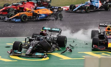 Tras el primer toque con Norris,Valtteri Bottas sufrió daño en su monoplaza y no pudo evitar arrollar el Red Bull de Sergio Pérez, terminando la carrera de ambos en esa curva.