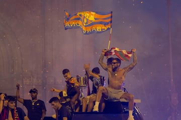 Seguidores, jugadores, directiva y cuerpo tcnico celebran el triplete en las calles de la Ciudad Condal.