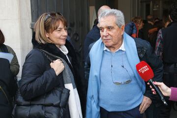 Chonchi Alonso y Andrés Pajares salen de la capilla ardiente de Carlos Saura instalada en la Academia de Cine de Madrid. 