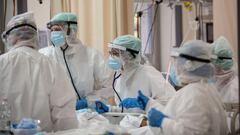 Bologna (Italy), 12/11/2020.- Health workers, wearing protective medical suits and masks, at work in the intensive care of the Sant&#039;Orsola Hospital in Bologna, Italy, 12 November 2020. Italy has passed 1 million COVID-19 cases on 11 November to join 