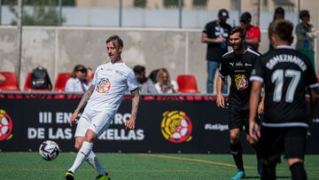 ALCALÁ DE HENARES (MADRID), 20/04/2023.- El exfutbolista y entrenador español José María Gutiérrez "Guti" (i), durante la tercera edición del Encuentro de las Estrellas, un torneo triangular protagonizado por más de 30 artistas iberoamericanos, embajadores, leyendas de LaLiga e influencers para recaudar fondos para la Fundación Española del Corazón (FEC), este jueves en Alcalá de Henares (Madrid). EFE/ Fernando Villar
