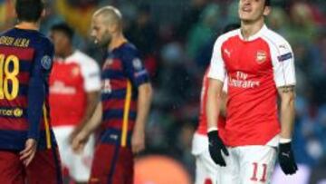 El centrocampista alemán, Mesut Özil, durante un partido con el Barça de Champions League.