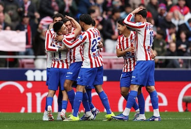 El jugador del Atlético de Madrid, Nahuel Molina, celebra con sus compañeros el 1-0 al Getafe.