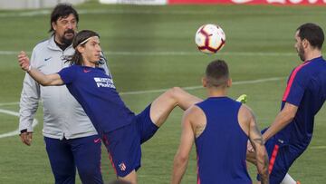 Filipe Luis, junto a Godín.