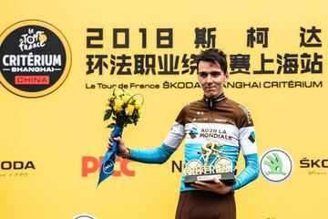 Ciclistas en el podio de la segunda edición del Tour de Francia en China que se celebró en la ciudad de Shanghái.
