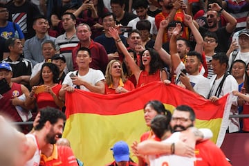 Aficionados españoles celbrando la victoria. 