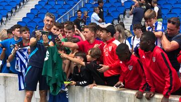 Imanol estuvo una hora sacándose fotos con los aficionados en el Reale Arena