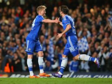 Frank Lampard y Andre Schurrle celebran el gol de Chelsea. 1-0.