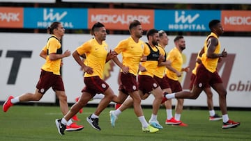 Falcao Garc&iacute;a junto a sus compa&ntilde;eros en un entrenamiento del Galatasaray.