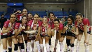 El Naturhouse Ciudad de Logro&ntilde;o festeja el t&iacute;tulo femenino conseguido este s&aacute;bado en Pamplona. 