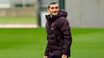 Ernesto Valverde, en un entrenamiento con el Barça.