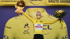 Tadej Pogacar posa con el maillot amarillo de l&iacute;der tras la vig&eacute;sima etapa del Tour de Francia, la contrarreloj con final en La Planche des Belles Filles.