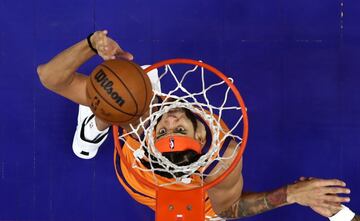 JaVale McGee espera atentamente para ver si el balón cae dentro o fuera de la canasta durante el Golden State Warriors-Phoenix Suns (118-96), el partido más esperado de la NBA por el récord de ambos equipos a 5 de diciembre. Los Warriors eran los primeros de la liga, con 19 victorias y 3 derrotas, y los Suns, segundos (19-4).