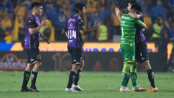 AME097. MONTERREY (MÉXICO), 08/04/2023.- Jugadores del Mazatlán celebran hoy el triunfo contra Tigres, durante un partido por la jornada 14 del torneo Clausura 2023 de la Liga MX, en el Estadio Universitario en Monterrey (México). EFE/Miguel Sierra