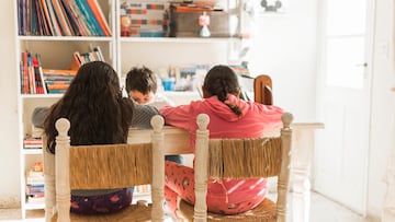 Niños haciendo los deberes