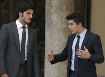 El piloto de Fórmula Uno Carlos Sáinz y el piloto de MotoGP Marc Márquez, Premios 'Rey Felipe' y 'Rey Juan Carlos', respectivamente, durante la ceremonia de entrega de los Premios Nacionales del Deporte 2014.