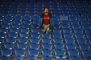 Un desolado aficionado del Liverpool en la grada del estadio St. Jakob-Park de Basilea tras el final del partido de la Europa League ante el Sevilla.