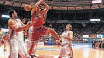 <b>FRENADO EN BALDE. </b>Al Olympiacos no le sirvió sujetar a Scola.