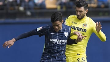 Roberto Jos&eacute; Rosales disputa un bal&oacute;n con el centrocampista Roberto Soriano.